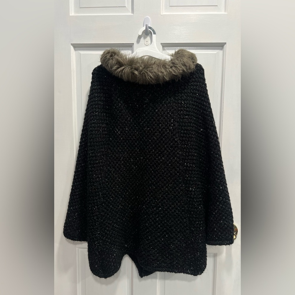 ANN TAYLOR FACTORY Black Knit Faux Fur Collar Poncho Cape ONE SIZE Pre Loved